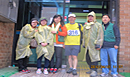 장애인 마라톤 대회 봉사활동 기념사진을 찍은 단체사진이 있음