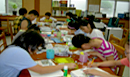 나주 양산초, 문평초 학생들의 교실에 앉아서 공부하는 모습을 담은 사진이 있음